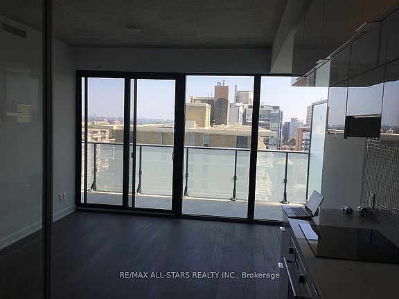 5th image of 185 Roehampton Ave #907