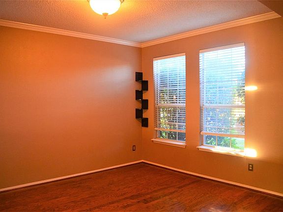 4th image of 1003 Pin Oak Ln