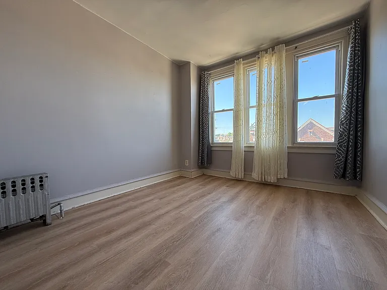 212 E Sheldon St — Photo 22