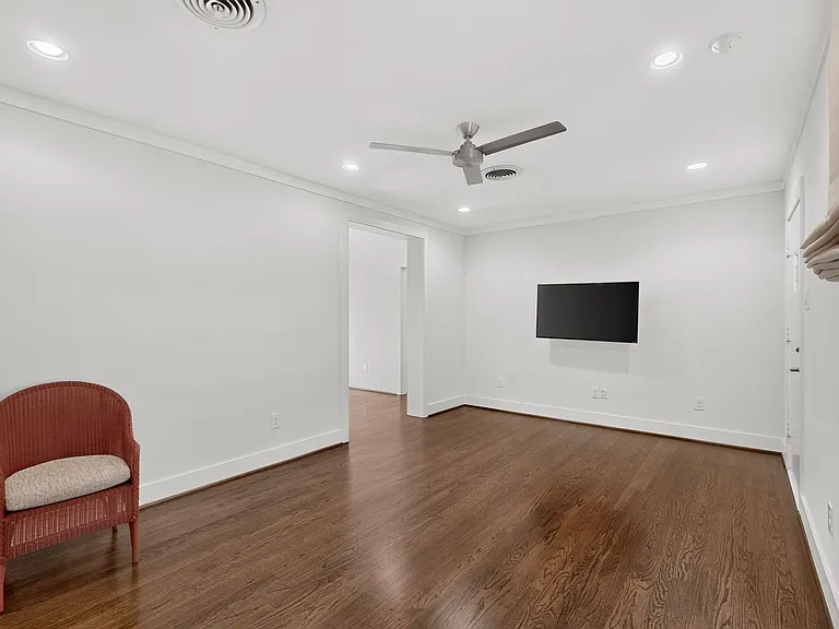 2323 Barberry Dr — Photo 12