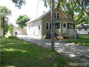 2nd image of 1598 Petrolia