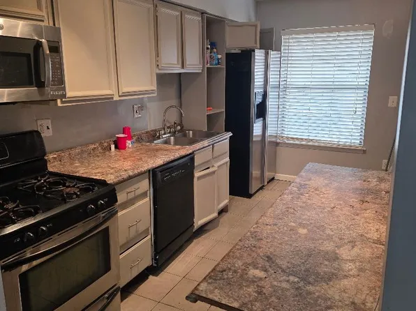 28526 Lowell Ct S #17, Southfield, MI 48076