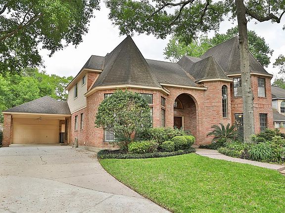 The home features a large 2 car garage and 2 car porte-cochere providing plenty of room for parking.