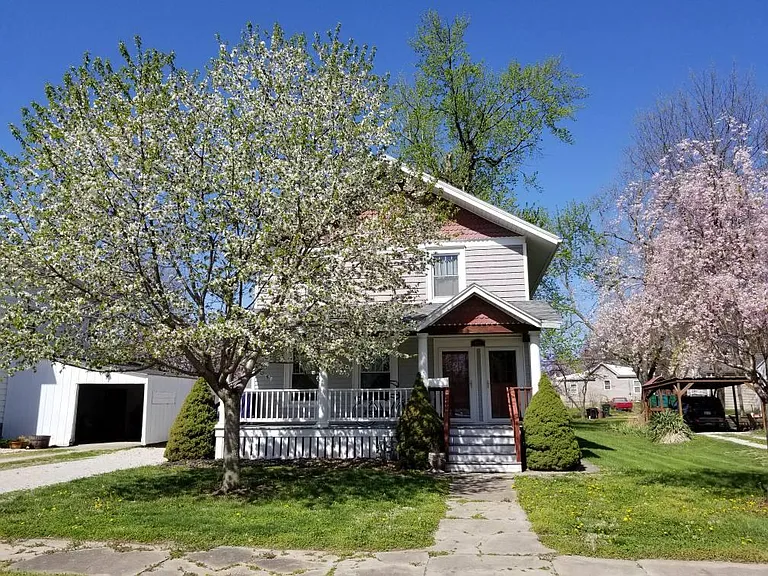 422 1/2 S Oak St — Photo 1