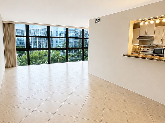 4th image of 1000 Parkview Dr APT 614