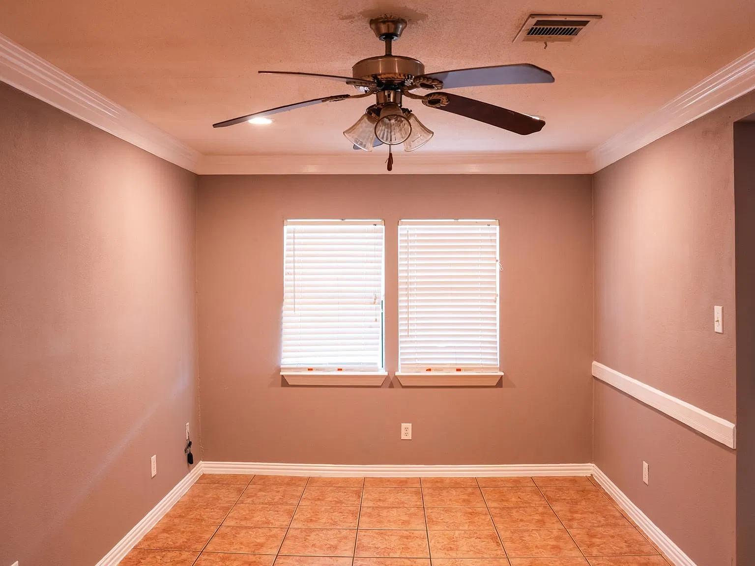 4 bed, 2.0 bath, 1240 sqft, $1,600 — Photo 4