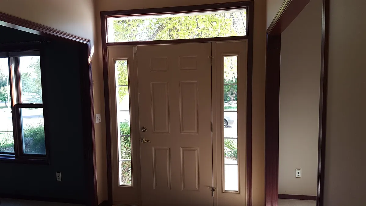 Entry - 2007 Glendale Hills Dr NE