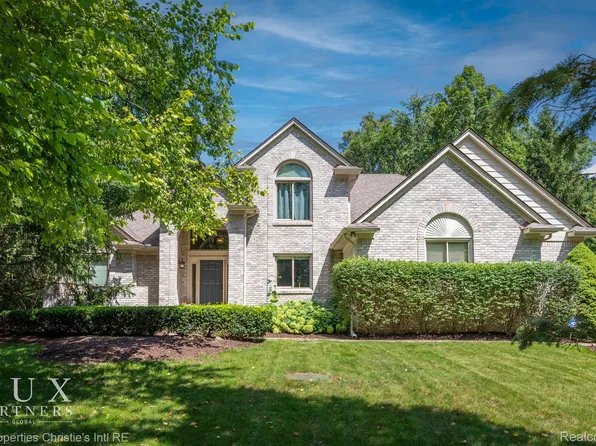 57574 Hidden Timbers Dr, South Lyon, MI 48178
