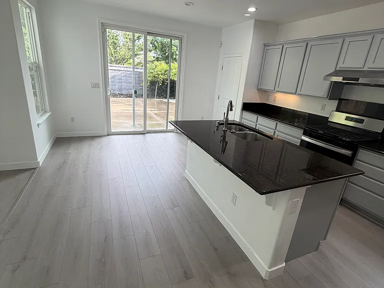 109 Cropton Ct — Photo 10