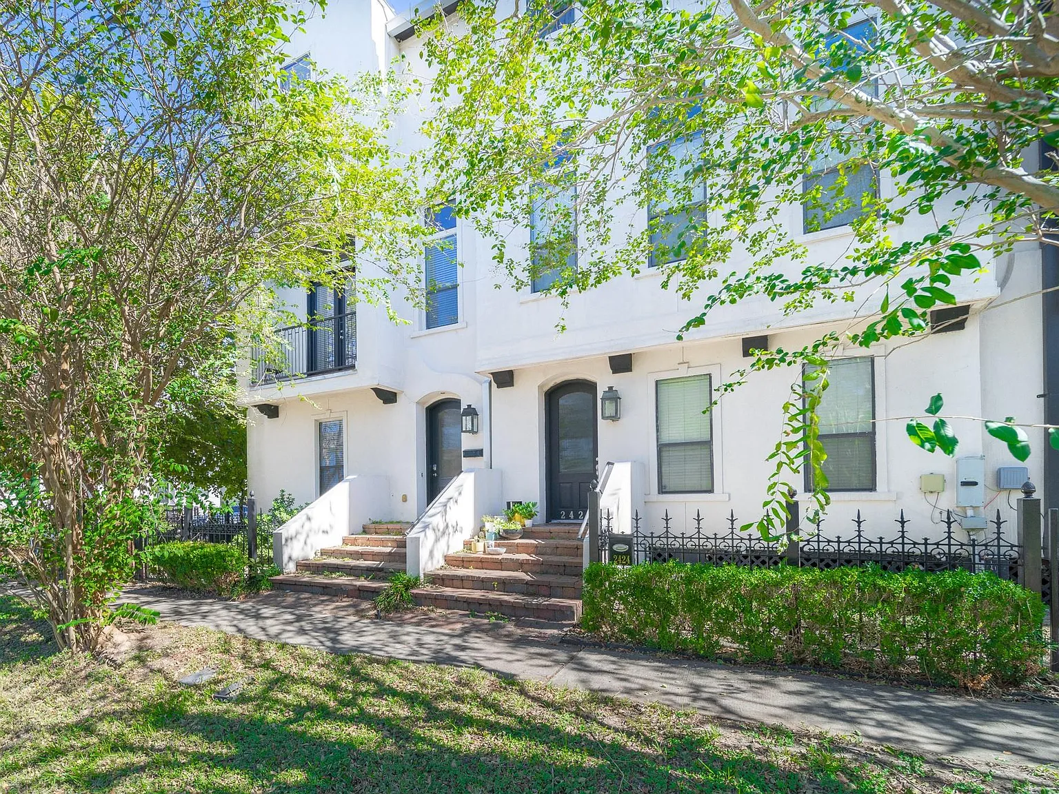 3 bed, 3.5 bath, 2156 sqft, $3,400 — Photo 1