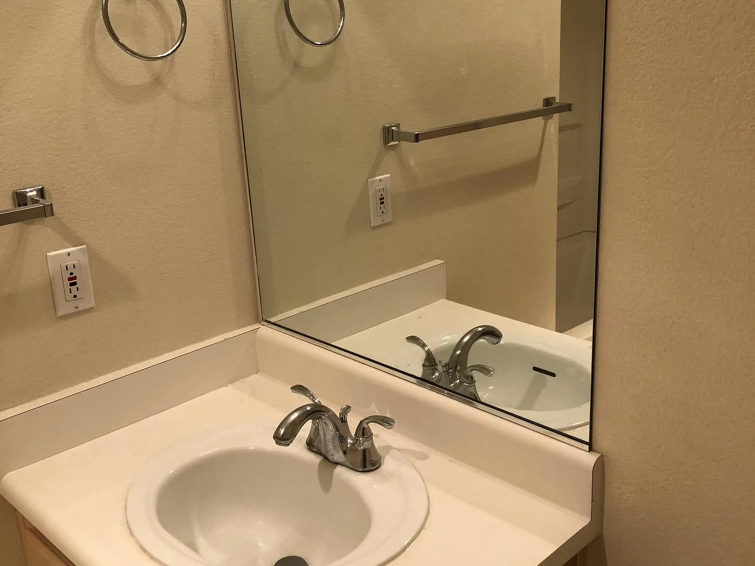 2 bed, 925 sqft, $3,400 — Photo 2