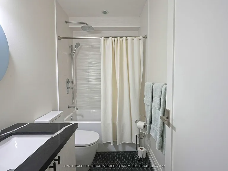 1413 Queen Victoria Ave — Photo 14