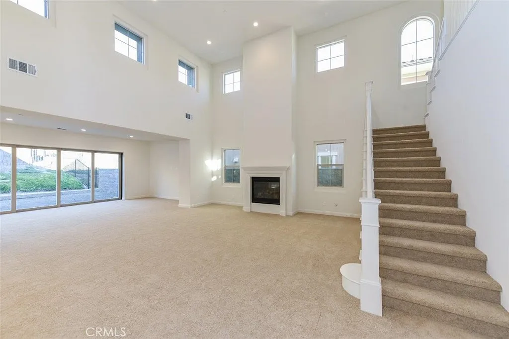 4 bed, 4.5 bath, 4233 sqft, $7,500 — Photo 3