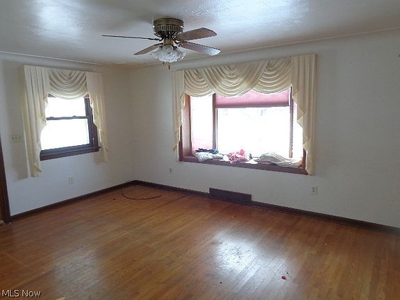 3rd image of 40 E Haywood Ave
