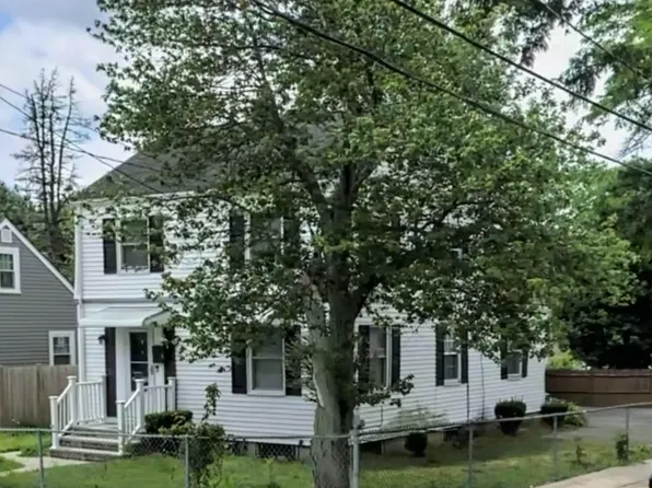 1 Lewiston St, Hyde Park, MA 02136
