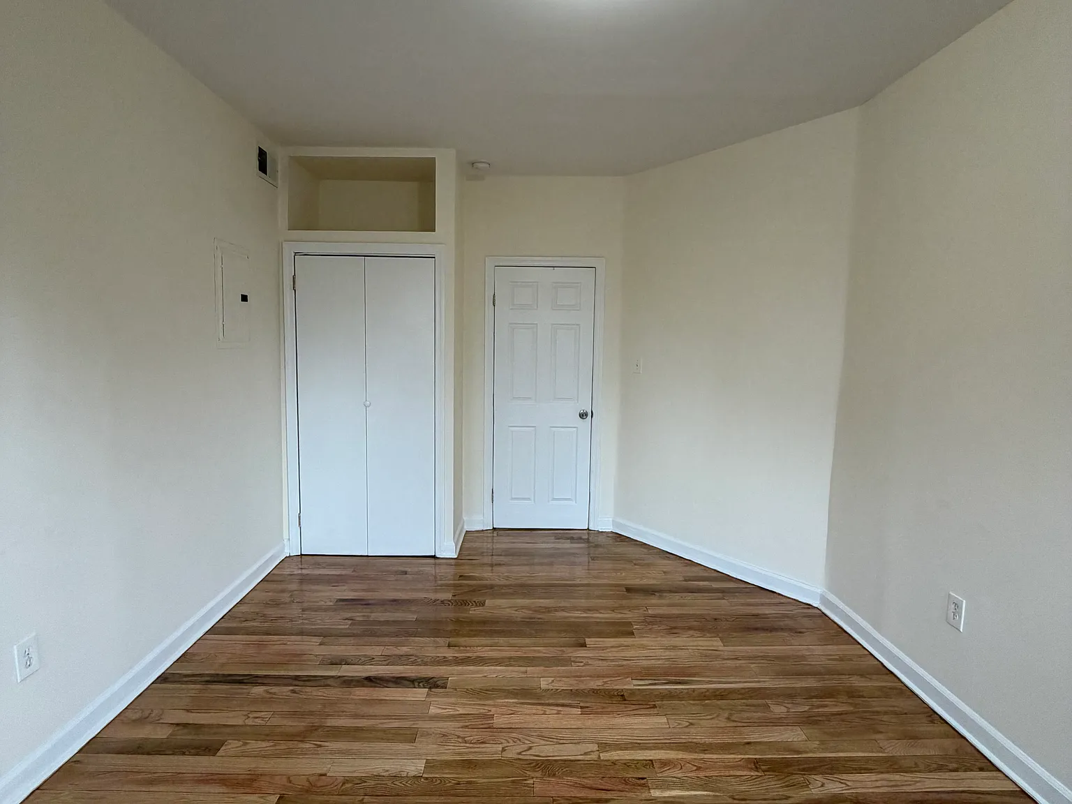 3 bed, $2,400 — Photo 2