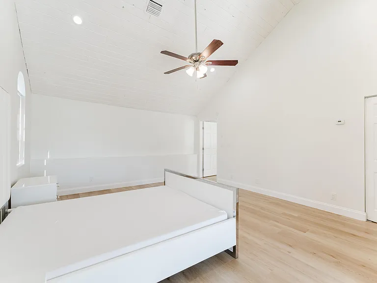665 Jeffery St — Photo 30