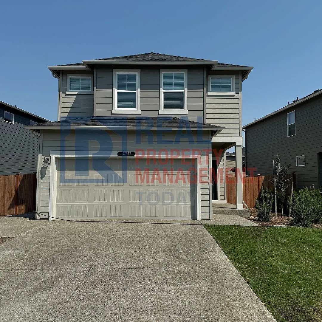 Modern 4-Bedroom Puyallup Home with A/C, Fenced Yard & 2-Car Garage — Photo 1