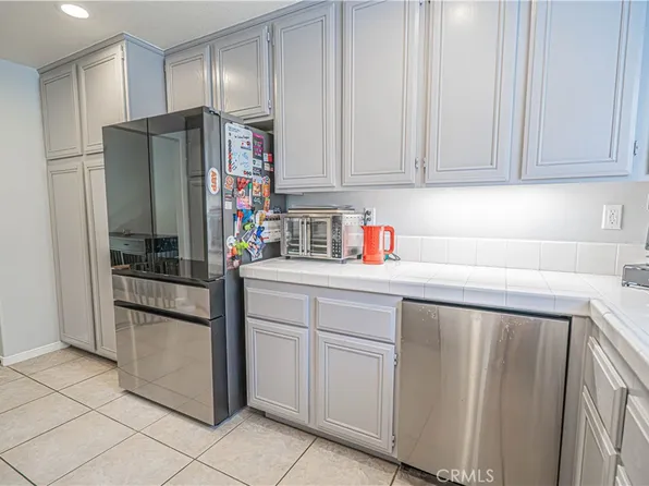 25708 Holiday Cir APT B, Stevenson Ranch, CA 91381