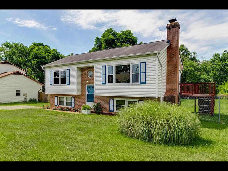 1214 Dewberry Dr — Photo 3