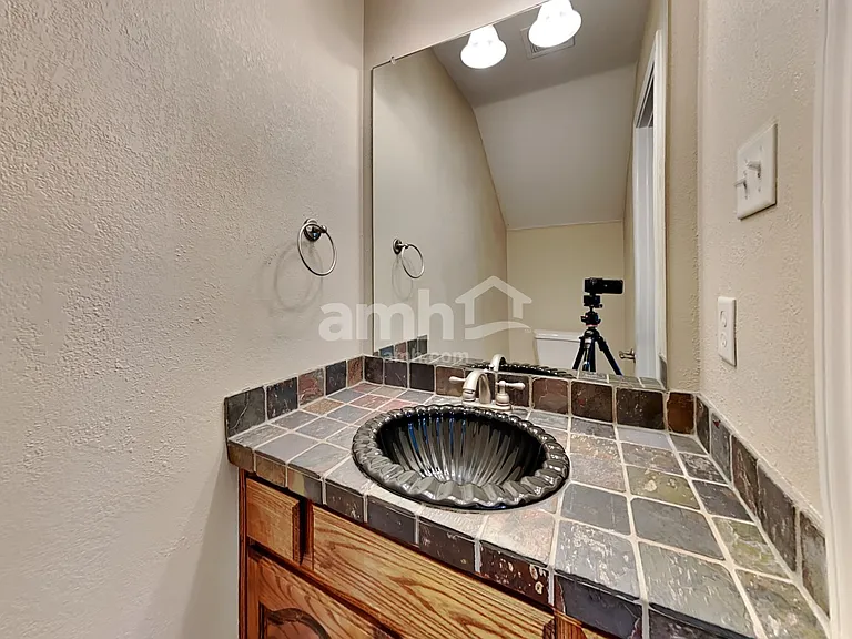 404 Roundrock Ln — Photo 10