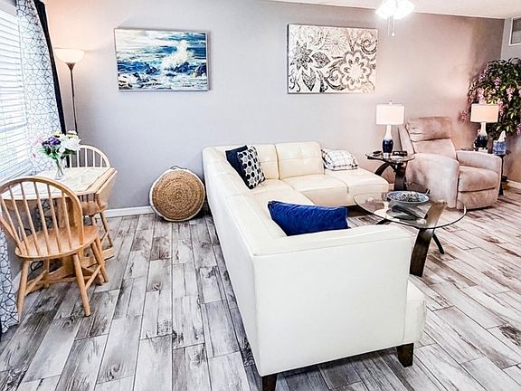 3rd image of 15 Vista Palm Ln