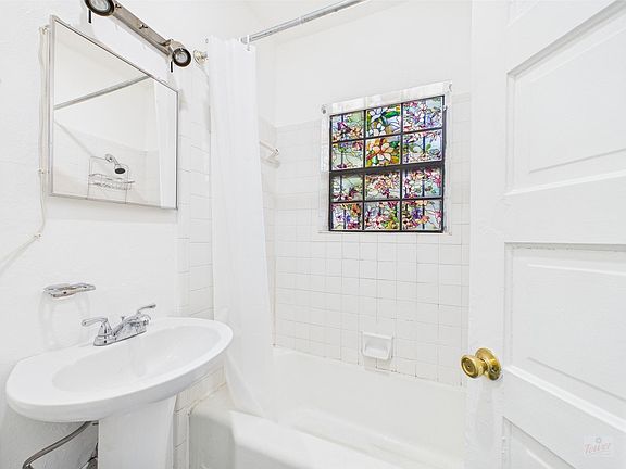 4th image of 3006 Duval St APT 8