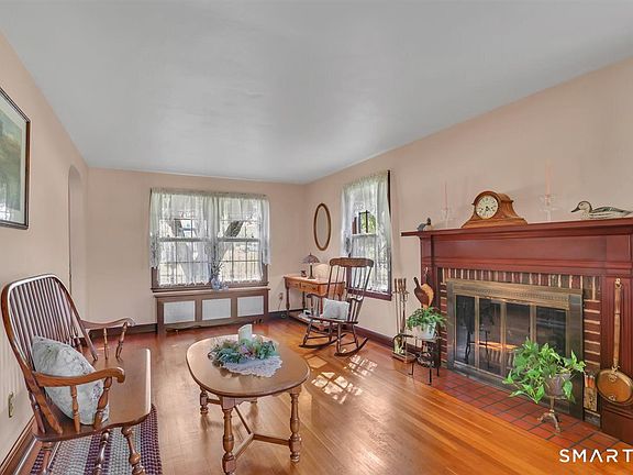 3rd image of 215 Oak Street