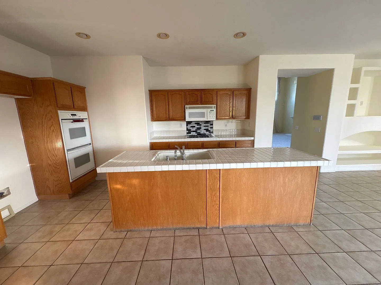 Spacious 5-Bedroom Home in the Heart of Murrieta! — Photo 4