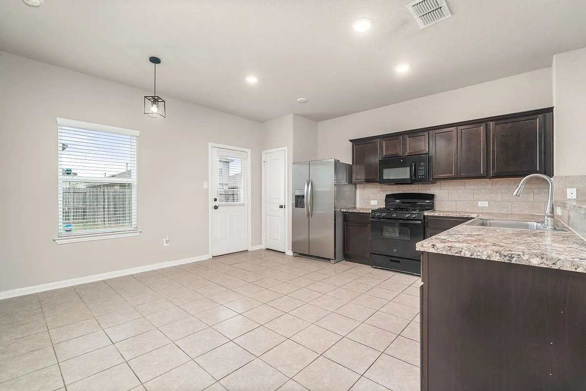 3 bed, 2.0 bath, 1601 sqft, $1,800 — Photo 4