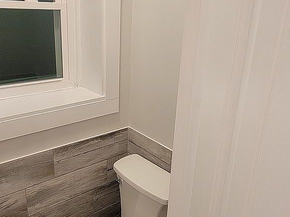 separate toilet room master