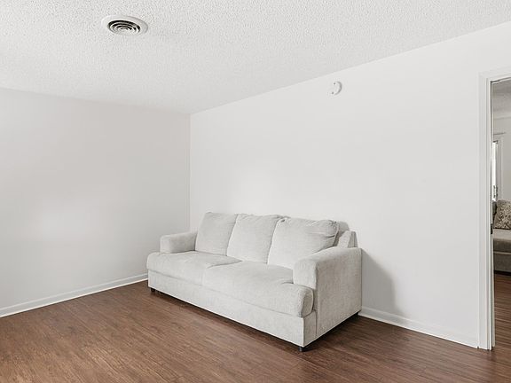 3rd image of 2903 Crestwood Ln