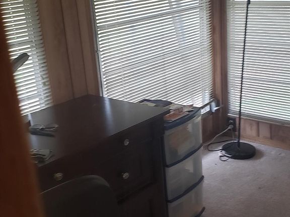 Sun Room /Florida Room - call it what you like it - its a beautiful - extra room for a summer office or a childrens playroom with lots of sun and air !