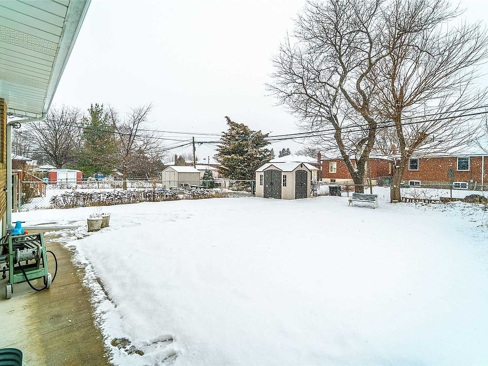 2nd image of 60 Kootenay Cres