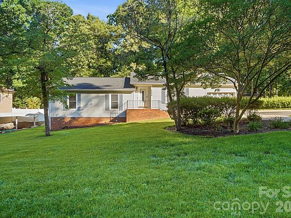 3rd image of 4604 Oakwood Cir