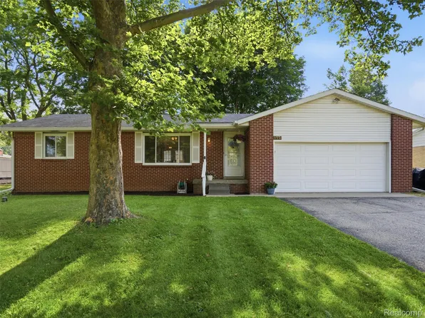11771 Lesia Dr, Whitmore Lake, MI 48189