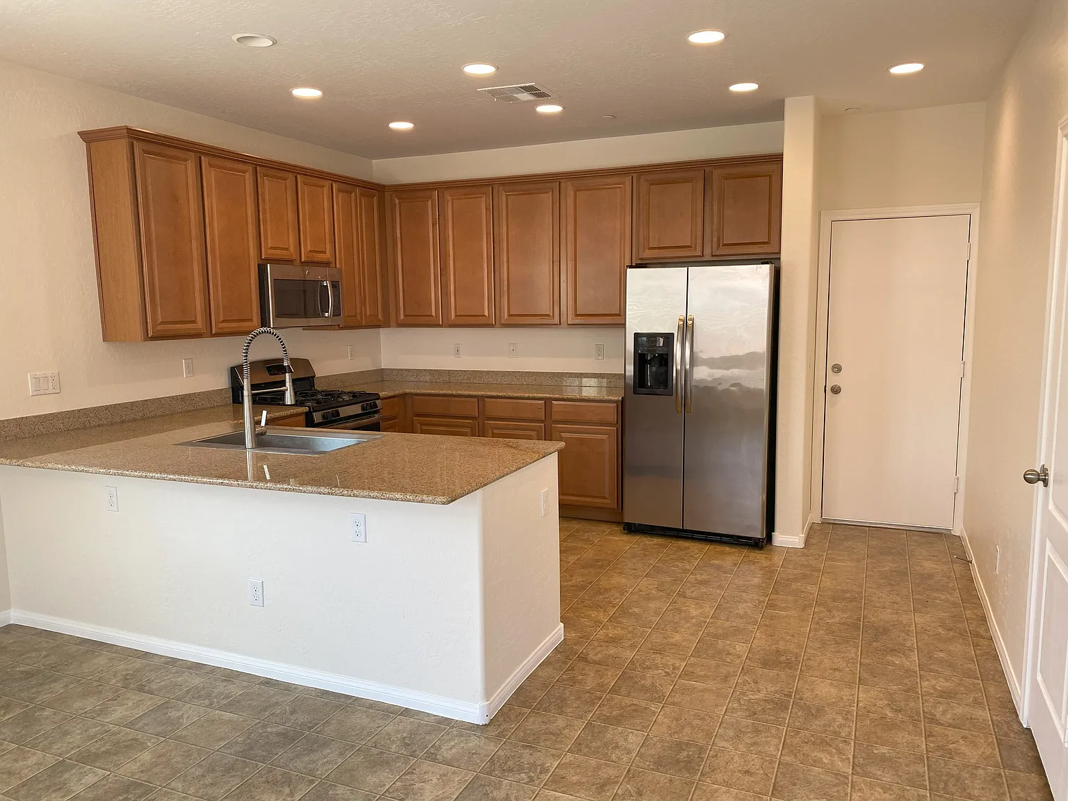 3 bed, 2.5 bath, 1892 sqft, $2,450 — Photo 2