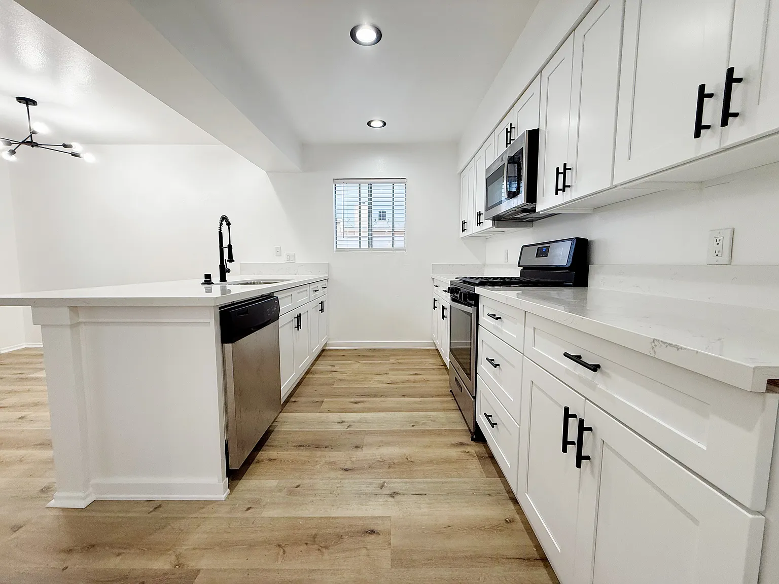 Alcott Apartments — Photo 1