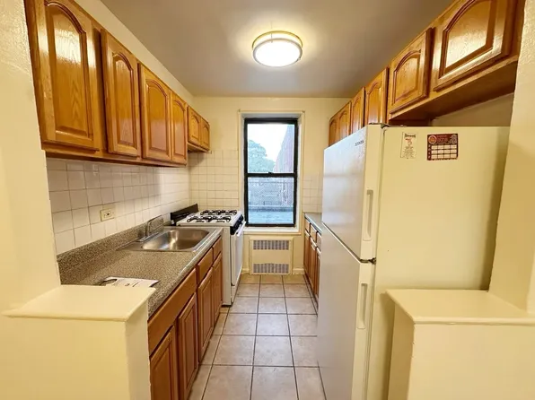 647 Albany Avenue image 2 of 12