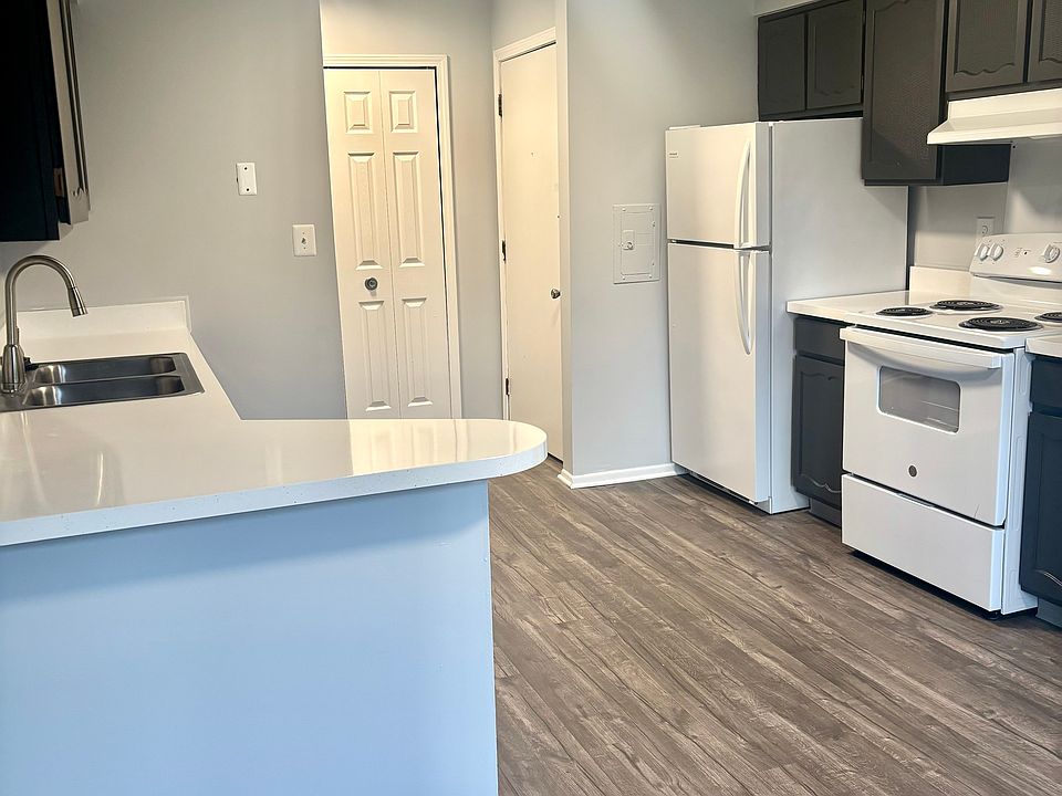 1FD- One Bedroom One Bath Large Lake Front- Kitchen