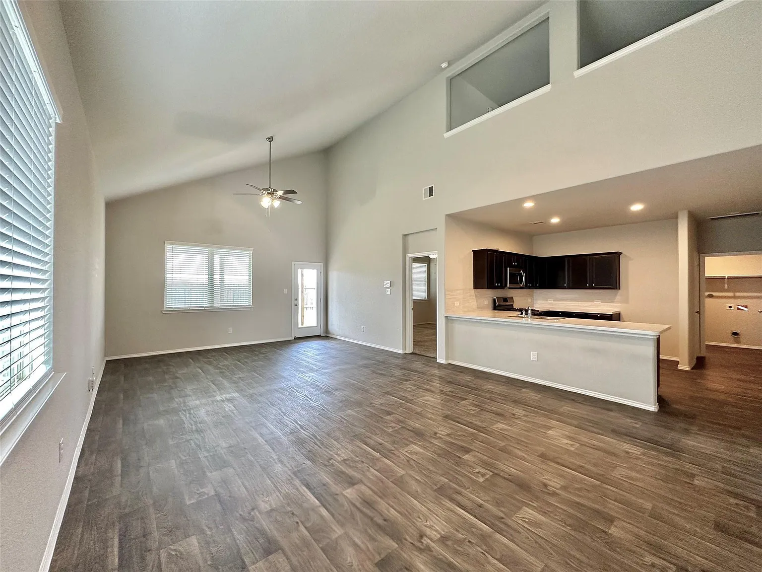 4 bed, 2.5 bath, 2337 sqft, $2,400 — Photo 4