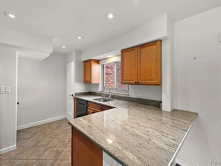 975 N Old Woodward Ave — Photo 16