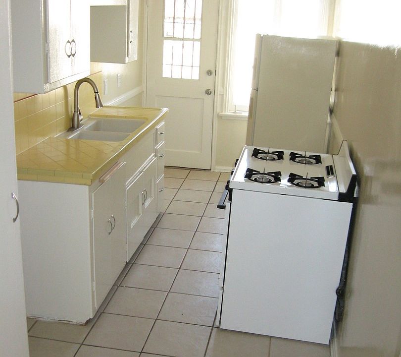 2nd image of 7000-7008 N Beverly Blvd #187-189