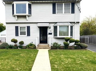 1006 Mirabelle Ave, Westbury, NY 11590