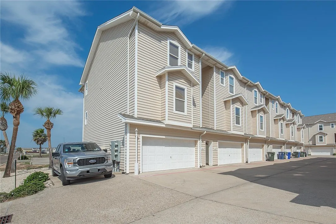 3 bed, 3.5 bath, 1700 sqft, $2,950 — Photo 2