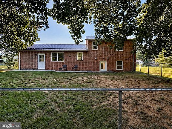 4th image of 2242 Hyndman Rd