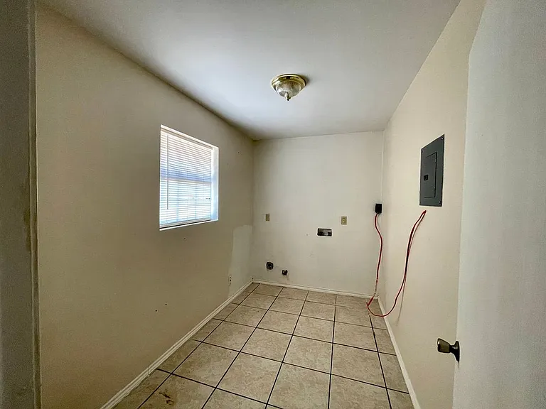 231 Malaga Dr — Photo 17