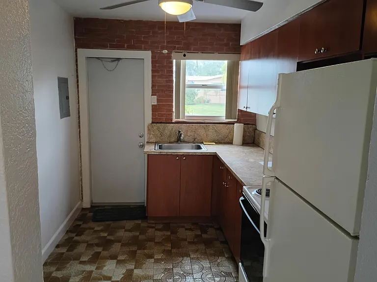 2221 Johnson St — Photo 2