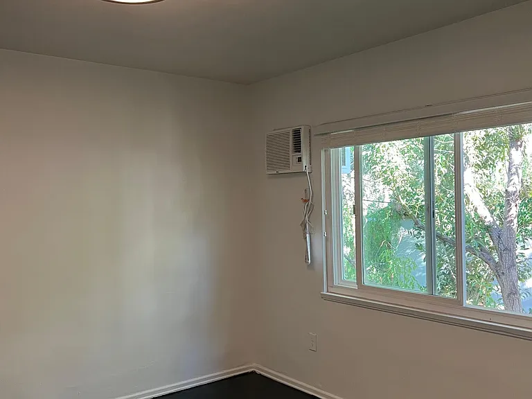 2269 N Beachwood Dr #202 — Photo 19