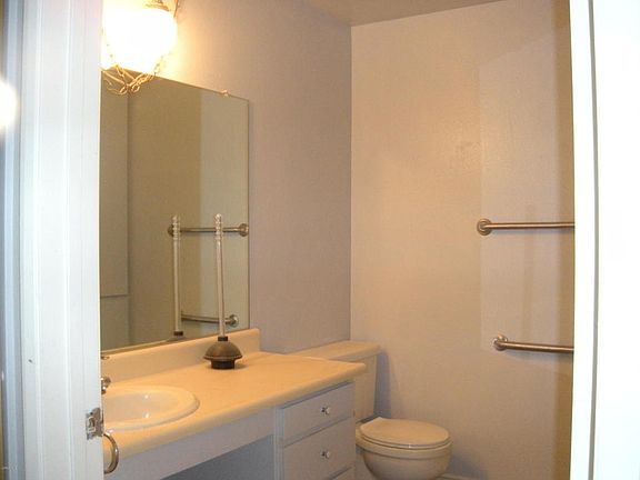 5th image of 324 Chestnut Hill Ct APT 13